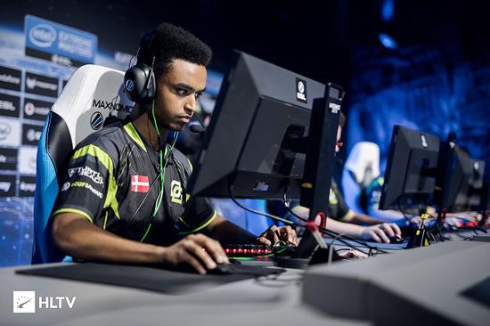 特朗普访问日本与高市早苗会晤展现美日关系新篇章